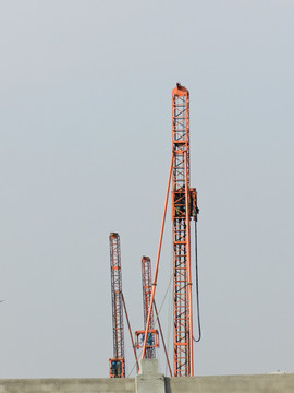 塔吊与吊车 建筑工地上无言的铁臂英雄